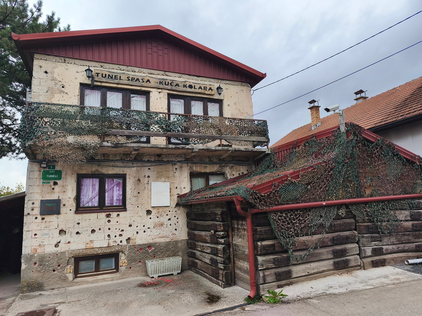 Golyónyomok és szarajevói rózsák emlékeztetnek arra, milyen árat fizetett a város.