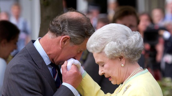 Károly király bukását várták, most kiderült, milyen uralkodó Erzsébet királynőhöz képest