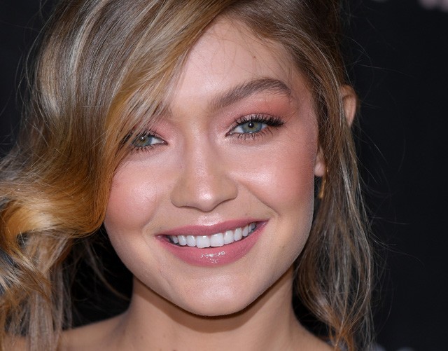 A nagy adventi pillanat: Gigi Hadid is hónaljszőrt villantott!