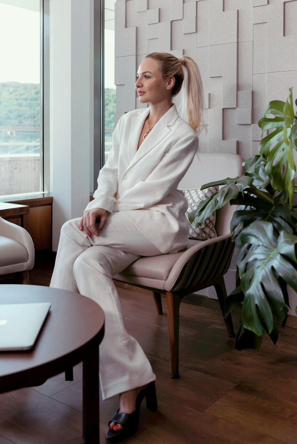 Kosztüm ZARA | Cipő MASSIMO DUTTI | Ékszer MASSIMO DUTTI