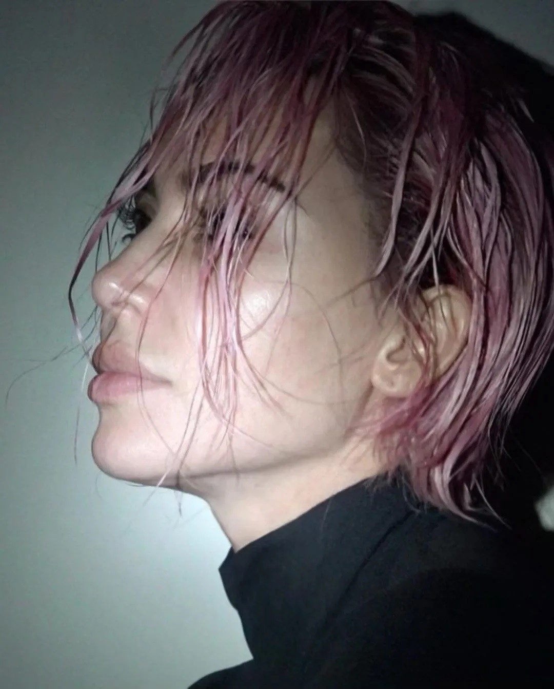 Nem csak rövid, de rózsaszín a haja