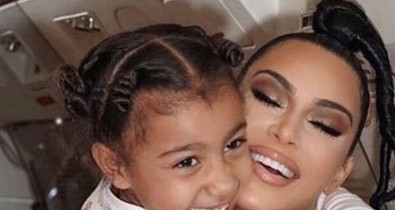 Kim Kardashian 5 éves kislánya fekete rúzsban már most úgy néz ki mint egy igazi nő