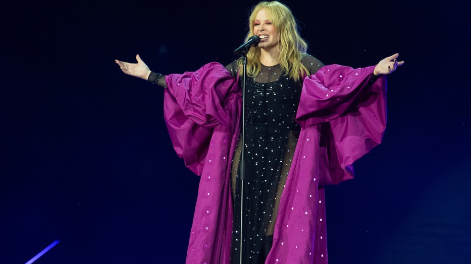 A csillogás a Sziget fesztiválon sem hiányozhatott, ahol Kylie Minogue egy földig érő ruhában és színes lepelben hozta a drámai hatást.