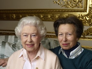 Nézd a királynőt a kutyáival és az összes dédunokájával, Sarolta és György is ott vannak nyilván!