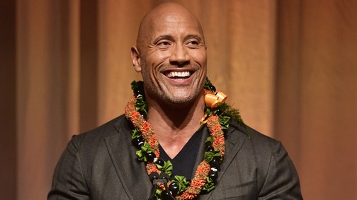 De édes: Dwayne Johnson eteti a barátnőjét miközben az a gyereküket szoptatja