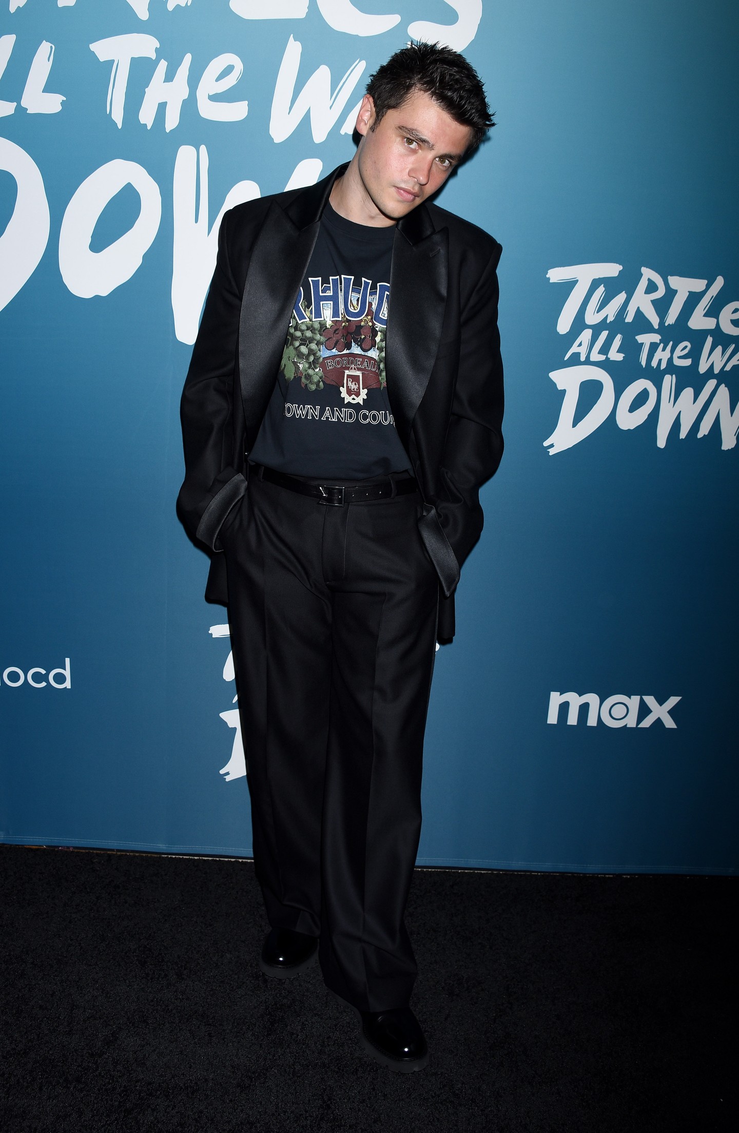 Felix Mallard, vagyis a Ginny szerelmét, Marcus-t alakító színész a való életben szintén jóval idősebb a karakterénél: a sorozatban egy 16 éves gimnazistát játszik, valójában azonban már 27 éves.