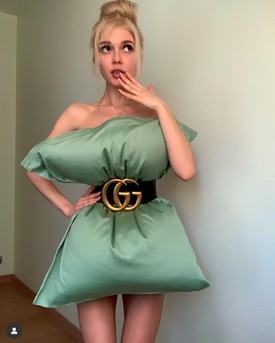 Emlékszel a #quarantinepillowchallenge néven futó kihívásra a pandémia alatt? A „párnaruhában” való pózolást Erika is bevállalta. (2020)