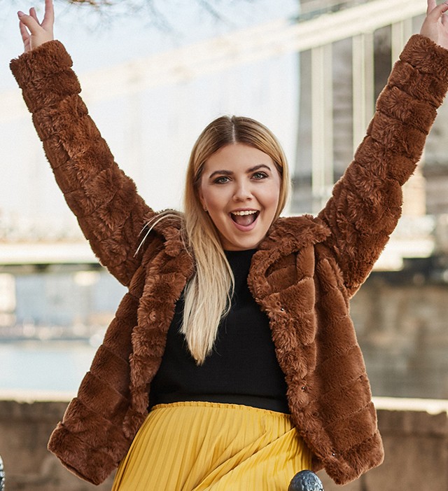 Norina sportcipős eleganciával zárja a hetet