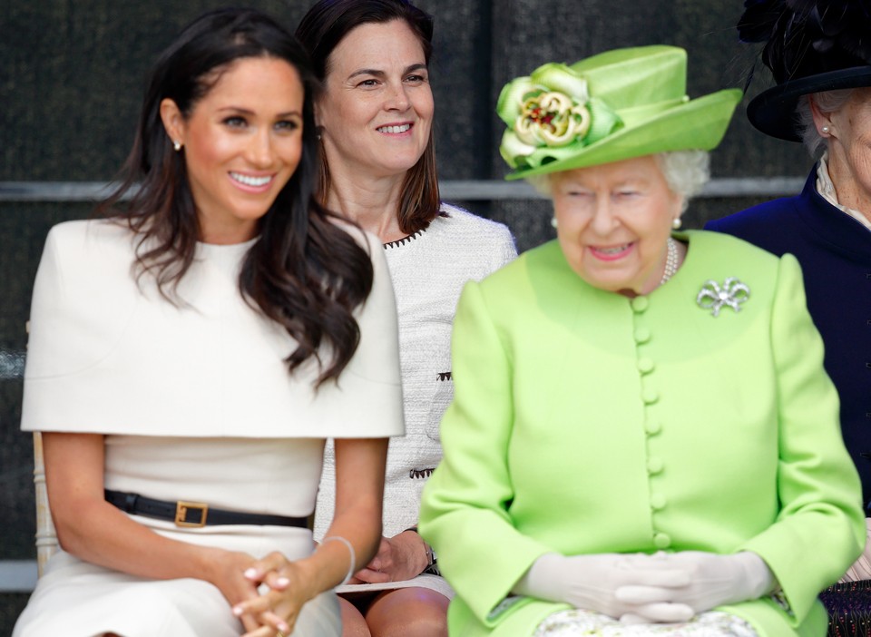  II. Erzsébet a ruhája színével is üzenete: szeretettel fogadta Meghan Markle-t a királyi családban