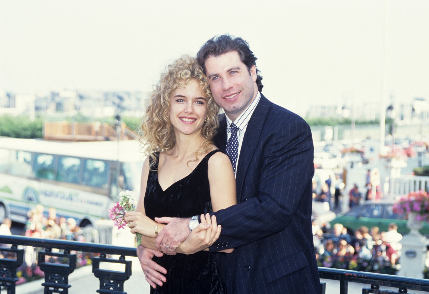 John Travolta - Felesége, Kelly Preston 2020-ban hunyt el mellrákban, 28 év házasság után. A színész korábban többször beszélt arról, miként dolgozta fel a nagy veszteséget. Travolta a mai napig aktív a filmiparban, miközben igyekszik egyensúlyt teremteni karrierje és családi kötelezettségei között. 