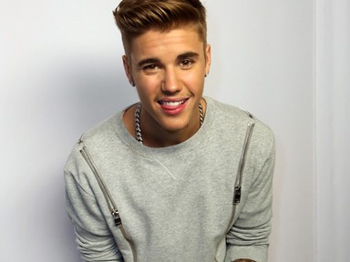 Justin Bieber egy random lány után nyomoz az interneten!