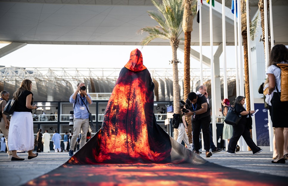 Az erdőtüzeket idézte meg ez a köpeny és viselője