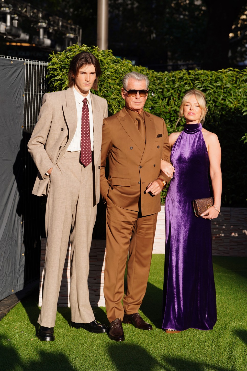 Pierce Brosnan fiával, Dylannal és unokájával, Isabellával