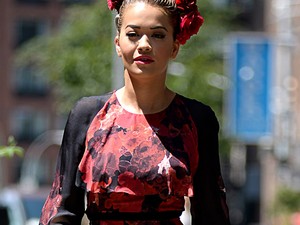 Kész őrület Rita Ora utcai szettje