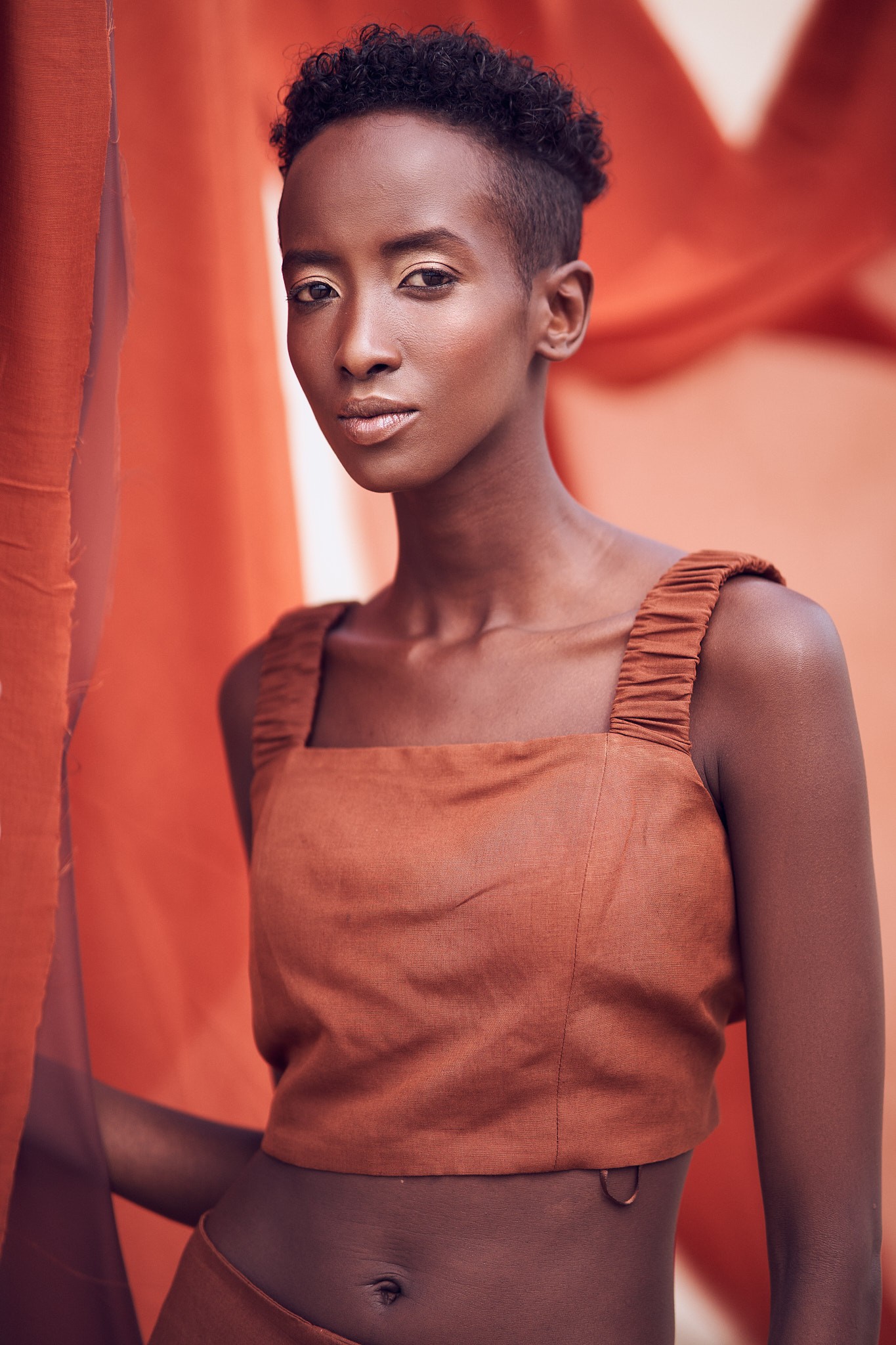 Szomáliából menekült, mára topmodell lett belőle Magyarországon - Rea Milla divatmodell egy csodás divatanyagban tündököl