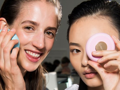 Neked is lehet olyan okoskészüléked, mint amivel a londoni divathéten varázsolták gyönyörűvé a modellek arcát