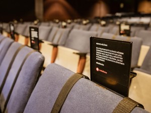 Inkluzív újítás: a hallássérültek is élvezhetik a színházat