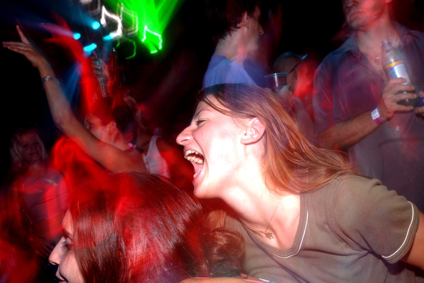A Sziget Fesztiválon jól elfér egymás mellett az elektronikus, dance, heavy metal, rock, jazz, reggae és pop zene. (2002)