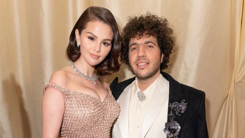 Selena Gomez második esküvői ruhájából egyszerre árad a meztelenség és a kifinomultság