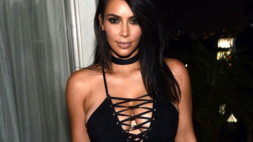 Kim Kardashian és Chrissy Teigen összemérték a mellüket