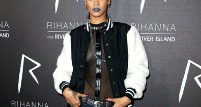 Kék szájjal és áttetsző felsővel mutatkozott Rihanna