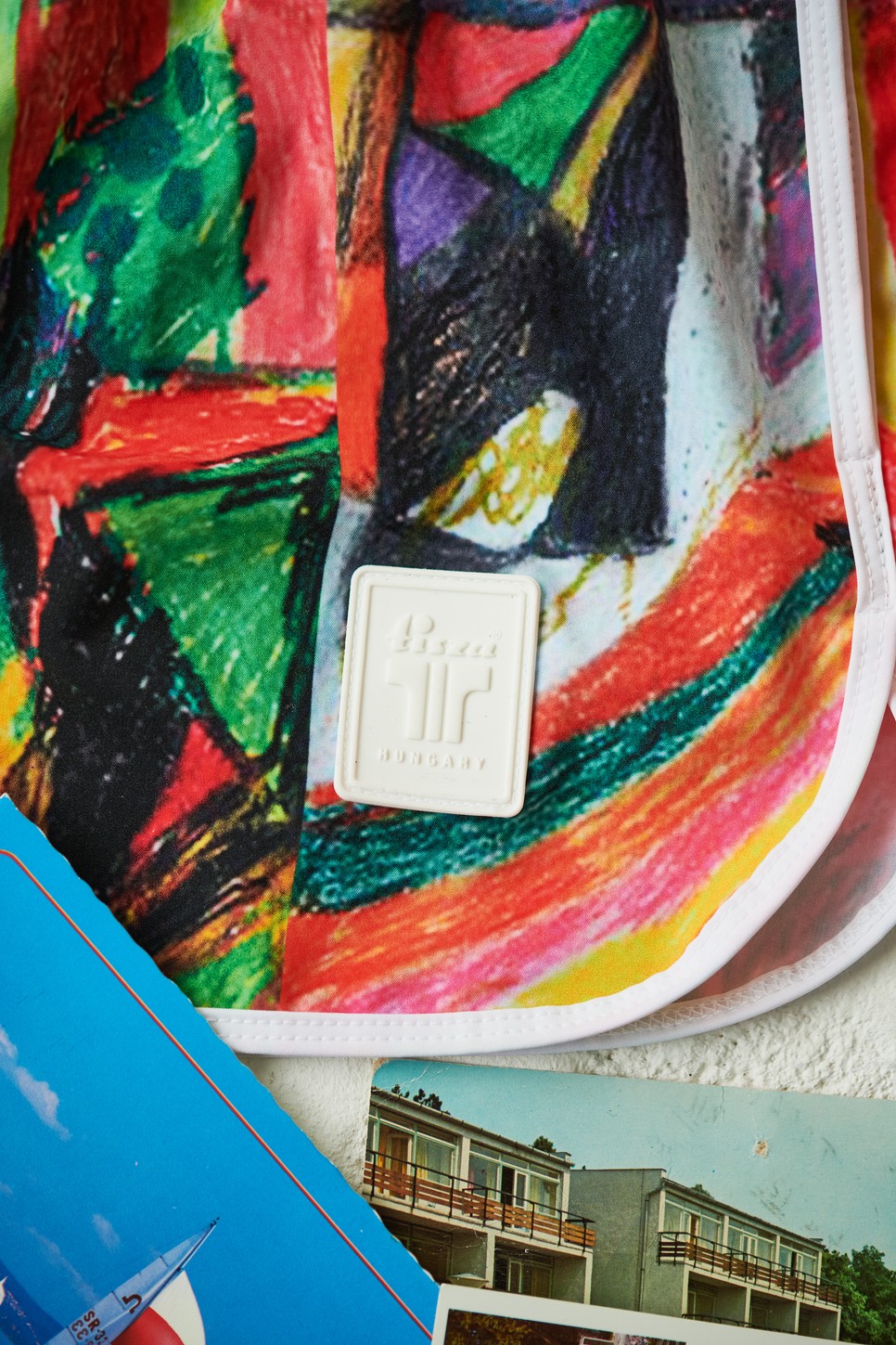 Tisza cipő X Autustic Art kollaboráció: egyedi fürdőnadrágok