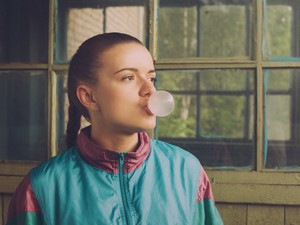 Bársony anyagok, csőtopok, zsebes szoknyák: most akkor tényleg minden visszatér, ami fiatalkoromban divat volt?