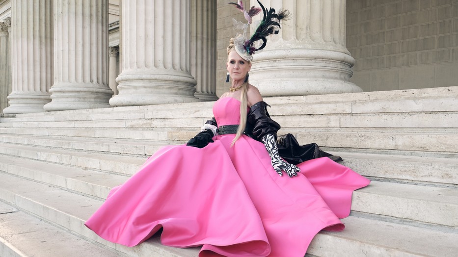 Spilák Klára egy mesés, Szex és New York ihlette fotósorozatban öltötte magára Carrie Bradshaw alakját - Ruha: Richard Demeter, Kabát: Zara x Kassl Editions, Cipő: SJP by Sarah Jessica Parker, Öv: Vengru, Choker: Swarovski (BigBag PR), Fülbevaló: Delacier, Fejdísz: Ferencz Sándor, Kesztyű: vintage