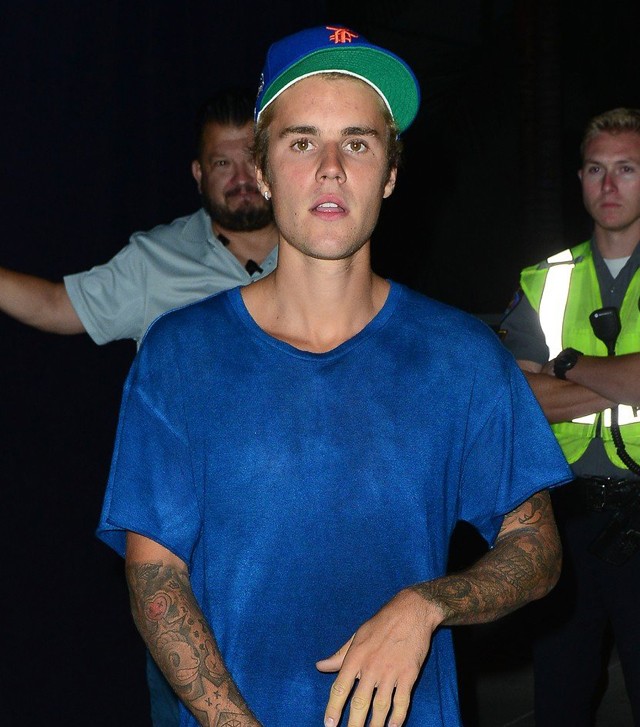 Justin Bieber zokni-papucsban! Visszahozza a divatba?