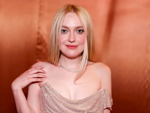 Dakota Fanning áttetsző ruhában villantott mellbimbót, csak úgy árad belőle a felszabadultság