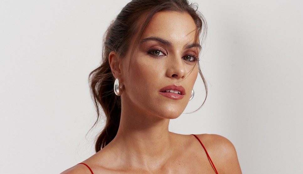 Gelencsér Tími közösségimédia-sikerének titka: folyamatosan tanulni, muszáj naprakésznek lenni - Fülbevaló: COS