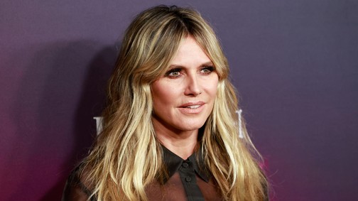 Az 52 éves Heidi Klum egy szál bugyiban pózol, forró videójától azonnal zavarba jössz