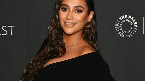 Shay Mitchell TÖKÉLETES ruhában mutatta meg kerekedő pocakját a vörös szőnyegen