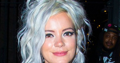 Lily Allen semmit nem bízott a fantáziánkra, megmutatta mellbimbóját "ruhájában"