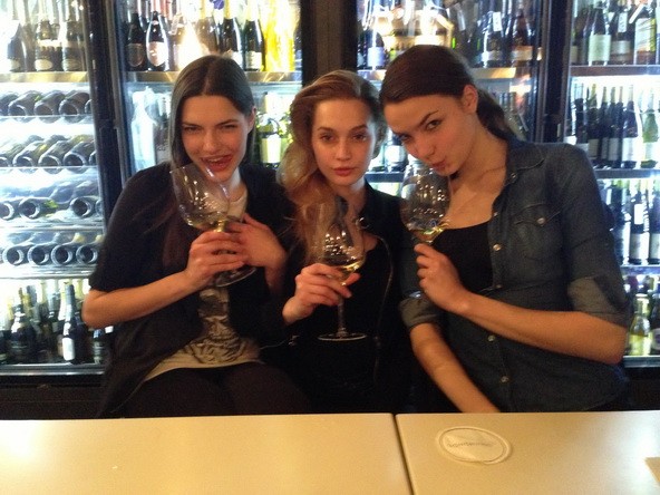 Dóra, Niki és Éva