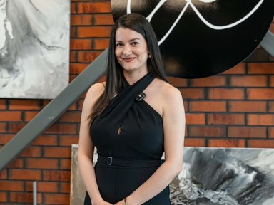 Az egykori rendezőasszisztens ma már absztrakt festőként dolgozik, képei pedig számos otthon falán kaptak helyet