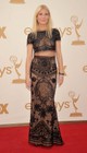 Gwyneth Paltrow 2011-ben forradalmasította az Emmy vörös szőnyegét, amikor egy kétrészes, áttetsző fekete csipkéből készült Emilio Pucci szettben jelent meg. A hasat megmutató crop top és a hozzá tartozó, csípőig érő szoknya merész és ultra-modern választás volt a hagyományos báliruhák között, amellyel a színésznő elindította a „hasvillantós" vörös szőnyeges trendek hullámát.