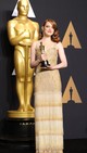 2017 – Néha a sztárok úgy öltözködnek, mint a trófeák, amelyeket el fognak nyerni. Így volt ez Emma Stone esetében is, amikor átvette első Oscar-díját a legjobb színésznőnek járó elismerést a La La Land című filmben nyújtott alakításáért. Lenyűgöző, arany Givenchy-ruhát viselt rojtokkal. Akkoriban feljegyezték, hogy Audrey Hepburn óta ő volt az első női főszereplő, aki Givenchy-kreációt viselve nyert Oscar-díjat, ám ezen túl sokkal többet nem foglalkoztak a ’20-as éveket idéző, csodás ruhával.