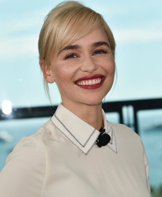 Emilia Clarke megrázó fotókat osztott meg: így lábadozott az agyműtétek után