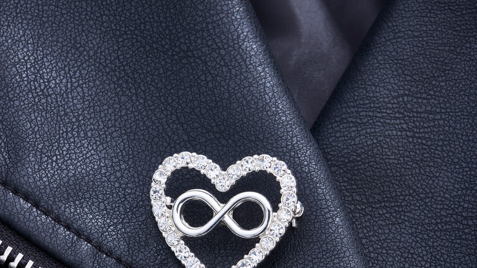 Avon Strasszos kitűző a nők biztonságáért 1699 Ft