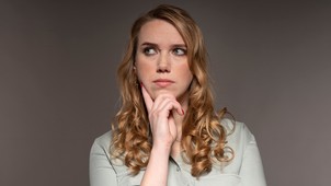 Ács Fruzsina: „A humor nekem a megküzdés eszköze, a nehéz helyzetekben egyfajta feloldozás”