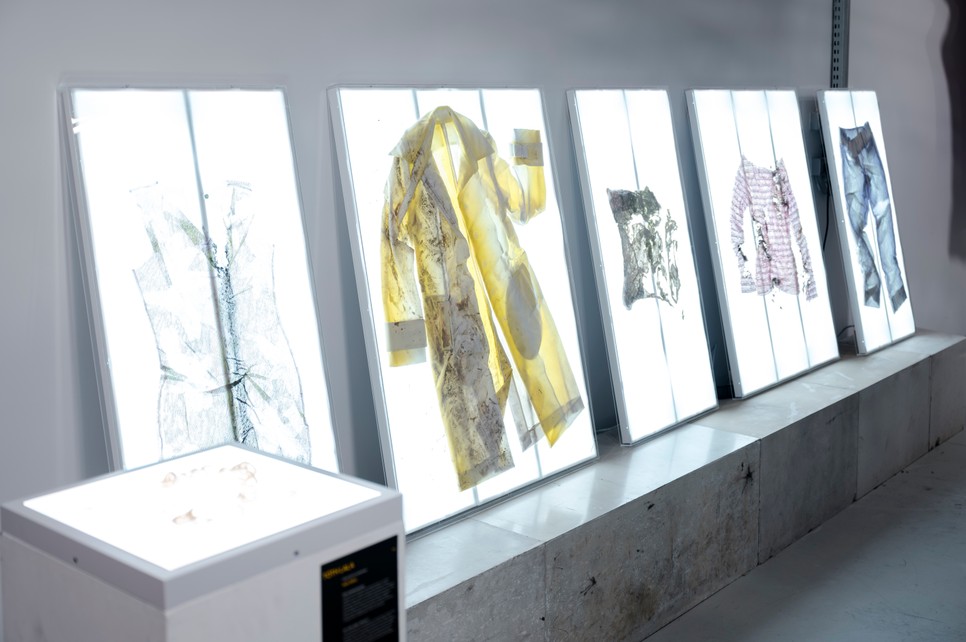 Tóth Lala diplomakollekciója szokatlan módját választotta a ruháinkról való gondolkodásnak, és egy balesetet imitálva arra volt kiváncsi, hogyan roncsolódnak az öltözékeink