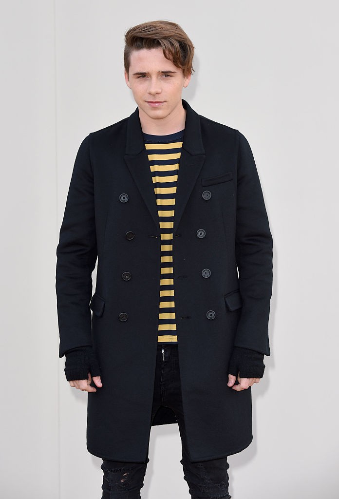 Brooklyn Beckham itt a Burberry 2016-os őszi–téli bemutatóján látható Londonban. Markáns vonásai és határozott fellépése alapján már ekkor sejthető volt, hogy egy magabiztos kiállású, sármos férfi válik majd belőle.