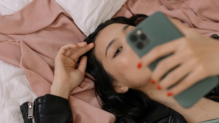 Ezért érdemes félretenni a telefont étkezés közben