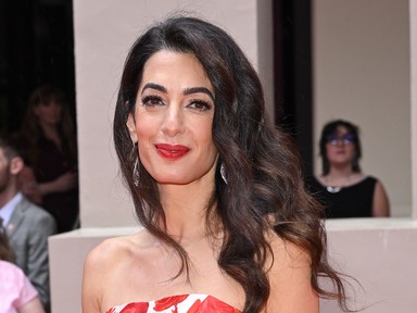 Amal Clooney virágos ruhája csupa nyár