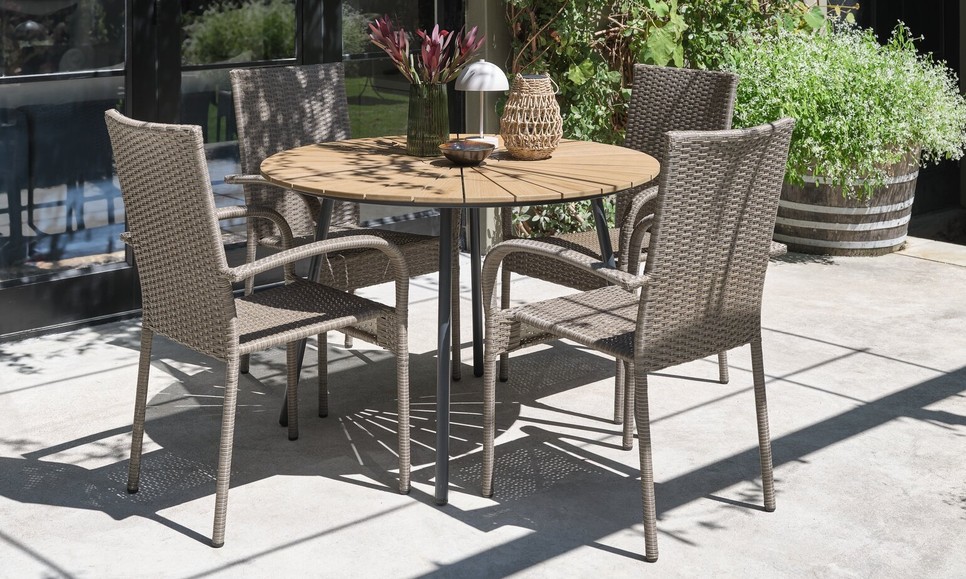 Csupán pár dekorációs elemmel – mint egy szép kaspó vagy elemes lámpa – is könnyedén extrázhatod a bútorokat és velük a hangulatod is.