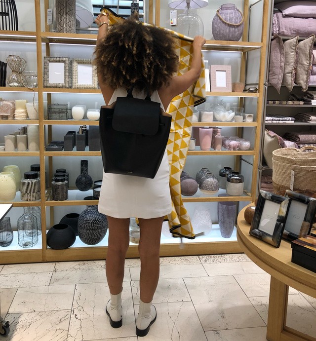 Bianca minimalista szettben indult a beszerző körútra