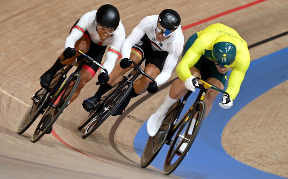 A sportolók számára rendelkezésre álló modern felszerelések és eszközök jelentősen hozzájárulnak a teljesítménynöveléshez (Kerékpárverseny a 2020-as tokiói olimpián)