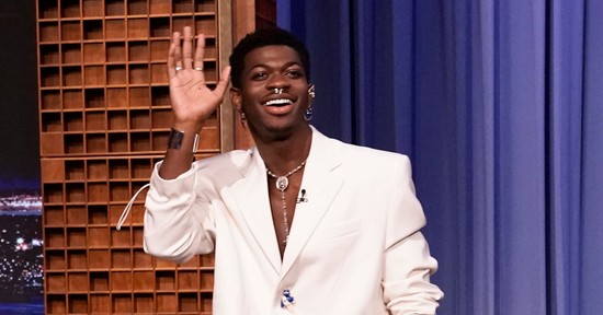 Nem volt senki merészebb, inspirálóbb és szórakoztatóbb a vörös szőnyegen 2021-ben ennél a férfinál