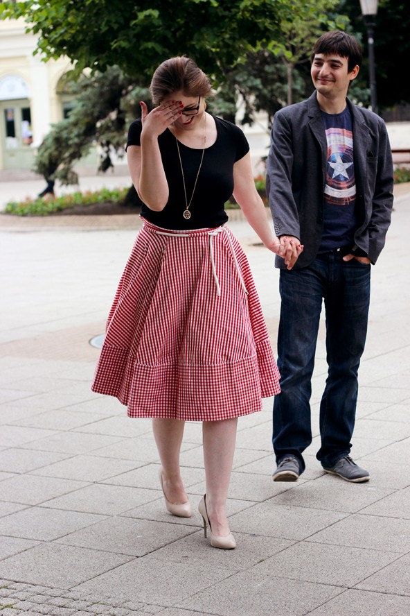 Cuki szoknyában indítja a hétvégét Dusik Bori